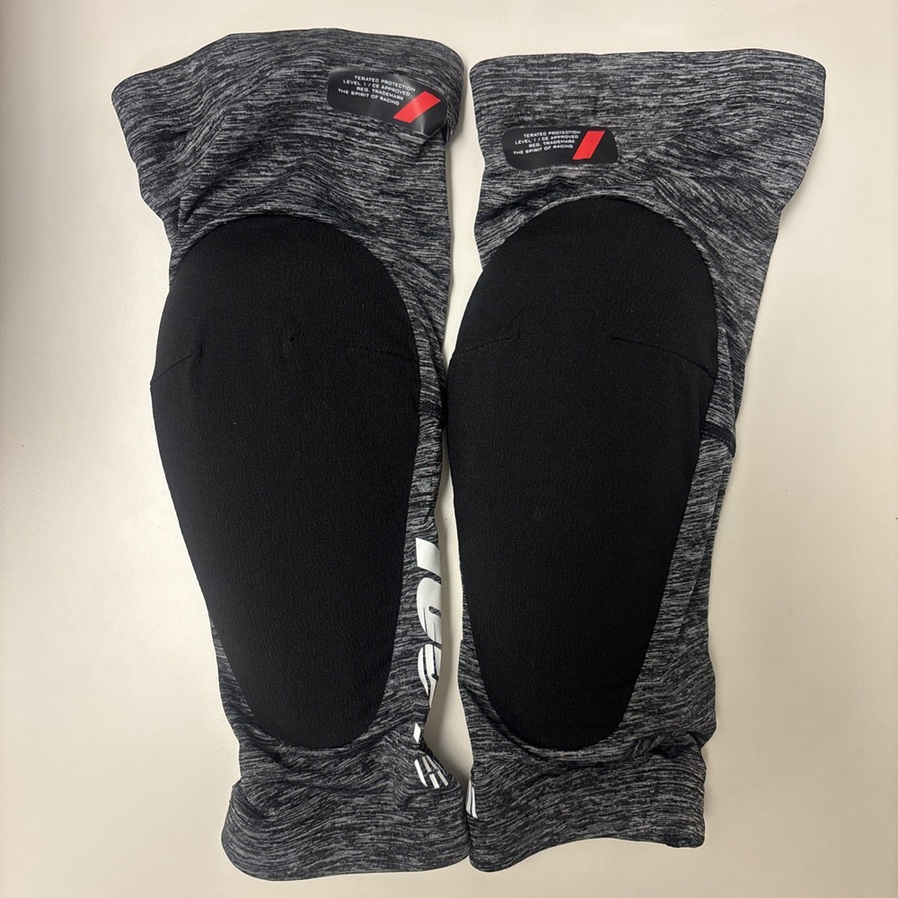 100% Teratec Knee Guards for BMX MTB Riding - Black - Adult Size Medium